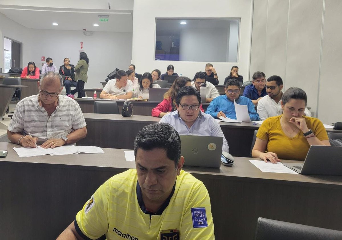 Produccion_Ecu's tweet photo. 📍Guayaquil | La Subsecretaría de Calidad e Inocuidad de @Produccion_Ecu, en coordinación con @cnaecuador, dictó el taller de obtención del Certificado de Registro Sanitario Unificado, dirigido al sector importador y fabricante de productos e insumos veterinarios de uso acuícola. https://t.co/Hr9g2cr1R1