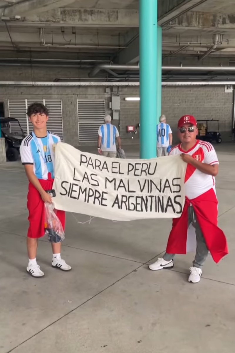 un peruano fue con su hijo a ver el partido y se tomaron el tiempo de hacer este cartel por favor que país lleno de tipazos