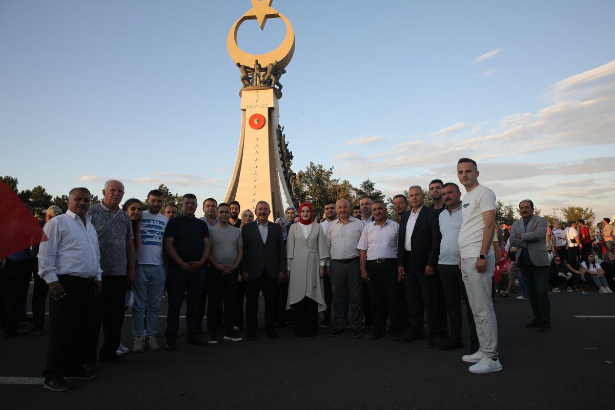 Hilal Ayık 🇹🇷 (@ayikhilal) on Twitter photo Bu cennet vatan üstünde yapılan karanlık hesaplar, 8 yıl önce bugün Cumhurbaşkanımız sn <a href="/RTErdogan/">Recep Tayyip Erdoğan</a>’ın Milletimizi meydanlara davet etmesiyle boşa çıktı.
Unutmamak için o gece olduğu gibi yine meydanlardayız. Tüm şehit ve gazilerimizi minnet ve şükranla yad ediyorum. Bu cennet vatan üstünde yapılan karanlık hesaplar, 8 yıl önce bugün Cumhurbaşkanımız sn <a href="/RTErdogan/">Recep Tayyip Erdoğan</a>’ın Milletimizi meydanlara davet etmesiyle boşa çıktı.
Unutmamak için o gece olduğu gibi yine meydanlardayız. Tüm şehit ve gazilerimizi minnet ve şükranla yad ediyorum.