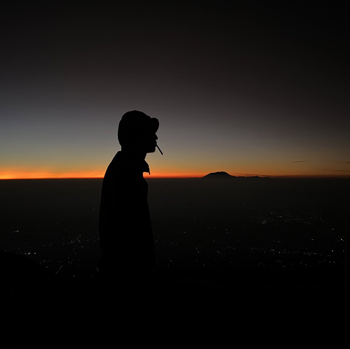 YudhaMbex's tweet photo. Pertanyaannya kenapa kembali ke gunung? bukan kenapa pergi ke gunung. kenapa kembali? Candu itu berawal dari ajakan kawan saya bersama iming-iming sepatu tracking terrex miliknya, doi mau ngasih sepatu mahal itu asalkan ditemani mendaki ke Merbabu. https://t.co/eV1iqHPBZS