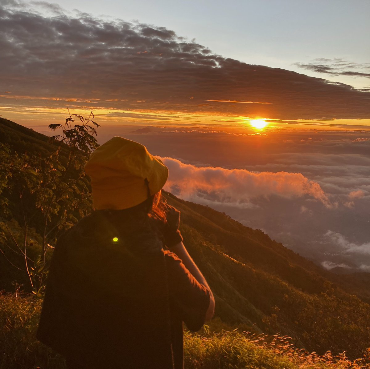 YudhaMbex's tweet photo. Saya ke gunung Sumbing bersama 2 kawan saya dan 1 kawan baru. Teryata tidak kalah bagus dan menyenangkan mendaki gunung selain Merbabu. Next kemana lagi? Sepertinya masih ada beberapa jadwal naik gunung lagi mumpung Juli-Agustus sedang bagus-bagusnya. https://t.co/ktU479RRCx