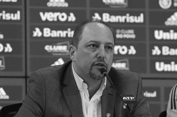 CucasLollar's tweet photo. 🚨 URGENTE!!! 😭

Aos 53 anos, Alessandro Barcellos presidente do S.C Internacional de Porto Alegre, quer rebolar lentinho pros cria. https://t.co/Z7ZIgSYjAh