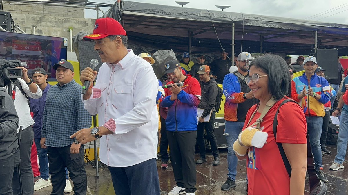 Vicepresidenta <a href="/delcyrodriguezv/">Delcy Rodríguez</a> acompaña al presidente <a href="/NicolasMaduro/">Nicolás Maduro</a> a Upata estado Bolívar. 

“Esta mujer lo que va es para adelante, le cayó un árbol encima, se cayó y lo que va es para adelante”.