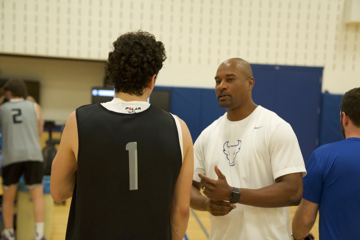 UBuffaloMBB's tweet photo. ⭐️𝙂𝙧𝙚𝙖𝙩𝙣𝙚𝙨𝙨 𝙞𝙣 𝘼𝙡𝙪𝙢𝙣𝙞:
Program Legend @Coachbatts11 at Practice Today
#ForeverABull 🤘 https://t.co/qQzgLJ58ov