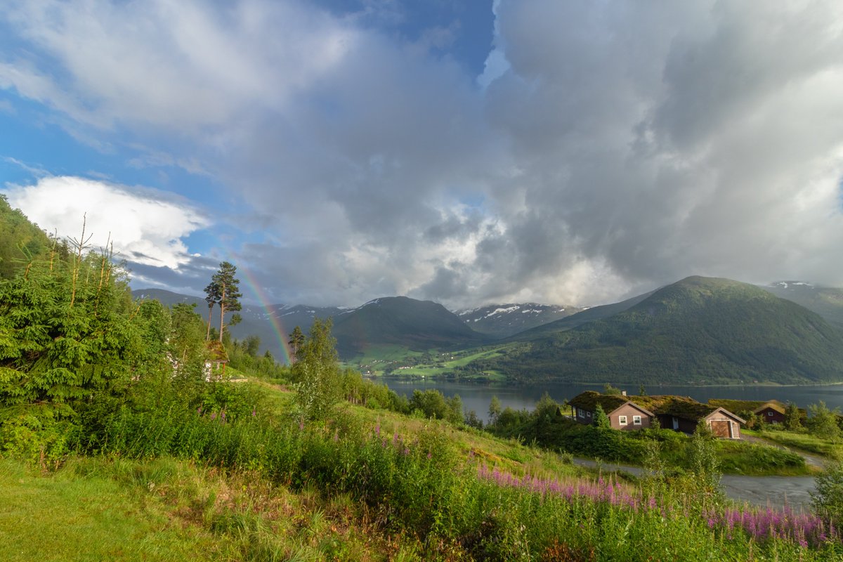 Etwas norwegische Landschaft heute Abend am #Jølstravatnet, garniert mit einer Menge konvektivem Kitsch.