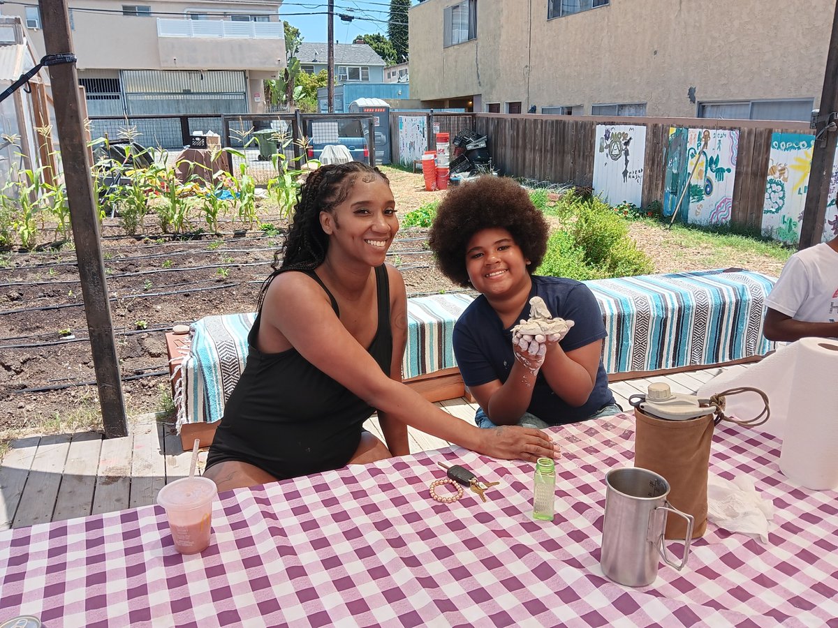 UpwardBoundLA's tweet photo. Our Urban Farm in Santa Monica produces all kinds of fresh produce year-round! Families arrive at Family Day each month to learn about farming and gardening, experiential food as medicine workshops, and much more! Support the Farm here: https://t.co/dAPv1F5bA6 https://t.co/trHxC3xj6s