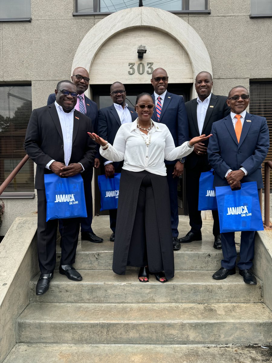 myvmgroup's tweet image. Our VM Executives and Senior Leaders paid a courtesy visit to the Consulate General of Jamaica, in Toronto, this morning. 

The VM Group is committed to strengthening bonds with our global Jamaican community.

#Vision2024 #CourtesyCall #VMCanadaTour