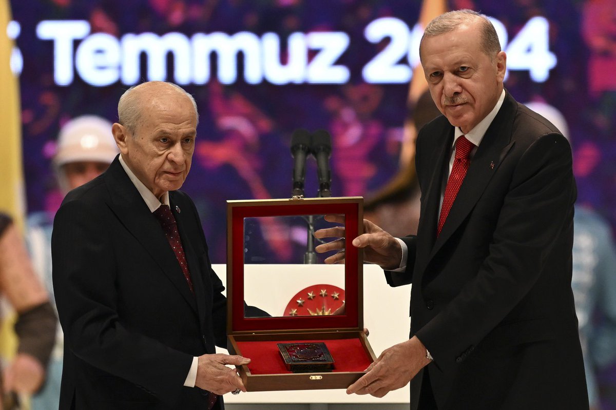 Cumhurbaşkanımız Recep Tayyip Erdoğan'a MHP Genel Başkanı Devlet Bahçeli tarafından hediye takdim edildi.