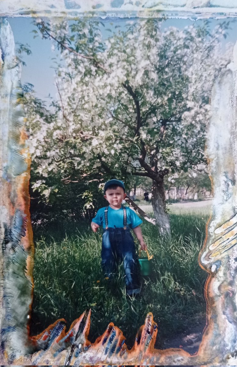 Paragon_m11's tweet photo. В моём родном городе в апреле случился сильный паводок, дом бабушки и дедушки затопило и всё имущество в нём пришло в негодность, вода не обошла стороной и фотоальбомы, но зато фотографии приобрели ✨дримкор-эстетик✨ рамки https://t.co/OF5mE5f4Zf