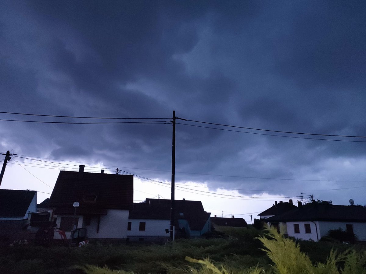 CatAndMarmotte's tweet photo. #orage #alsace https://t.co/kZ7eHcFNNK
