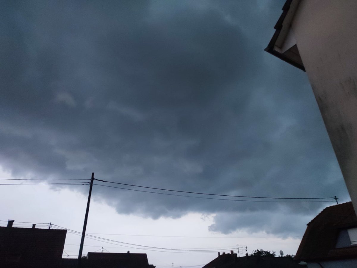CatAndMarmotte's tweet photo. #orage #alsace https://t.co/kZ7eHcFNNK