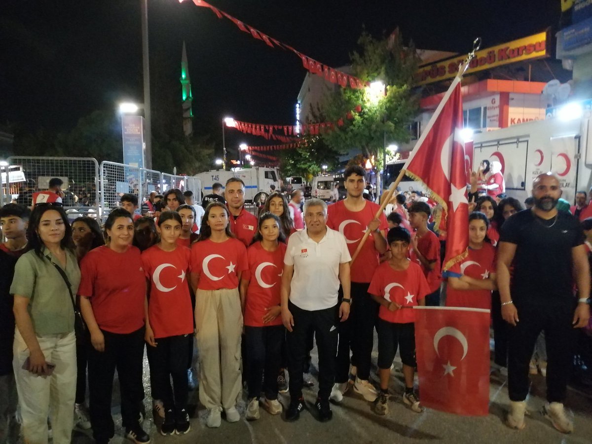 kizilayvan's tweet photo. 15 Temmuz Demokrasi ve Milli Birlik Günü'nü hemşehrimiz ve Gönüllülerimiz ile kutladık. @Kizilay @FatmaMericYlmaz @demiroglu65 @YenerTANIK @ramazansaygili1 @tcvanvaliligi @VanEmniyet https://t.co/tktUpSPZCP