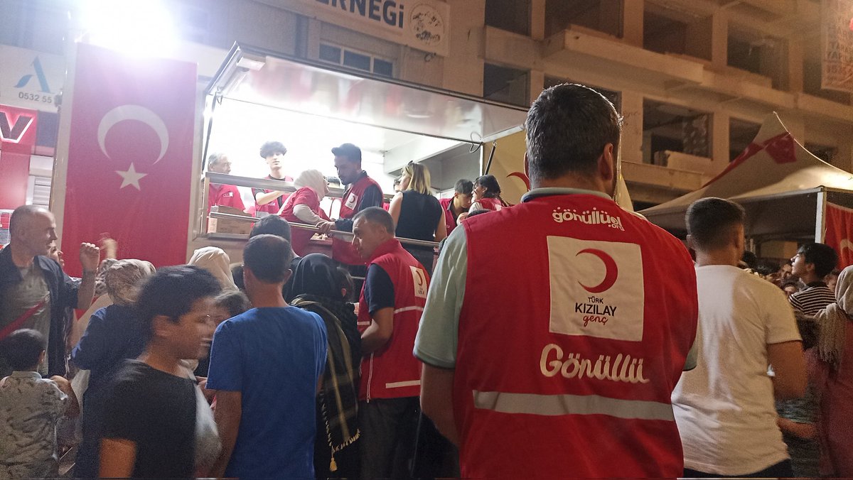 kizilayvan's tweet photo. 15 Temmuz Demokrasi ve Milli Birlik Günü'nü hemşehrimiz ve Gönüllülerimiz ile kutladık. @Kizilay @FatmaMericYlmaz @demiroglu65 @YenerTANIK @ramazansaygili1 @tcvanvaliligi @VanEmniyet https://t.co/tktUpSPZCP
