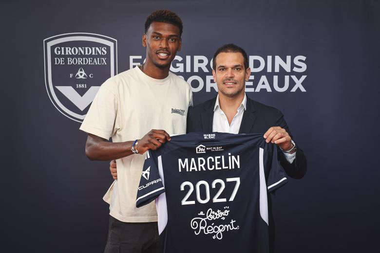DonFcgb's tweet photo. 👀 #MercatoFCGB :
🔄 Présent dans le groupe des « lofteurs » depuis la reprise de l’entraînement #Girondins lundi dernier, Harrison #Marcelin aurait reçu une offre du @fcbeitar, qui proposait un transfert sans indemnité mais avec pour % à la revente, offre refusée par la direction bordelaise selon @EmeryTaisne…
🕵️♂️ Ce soir, sur son compte @instagram, le joueur poste deux cœurs : « 💛🖤 », de mêmes couleurs que celles du club israélien. Un rapport ? À suivre…