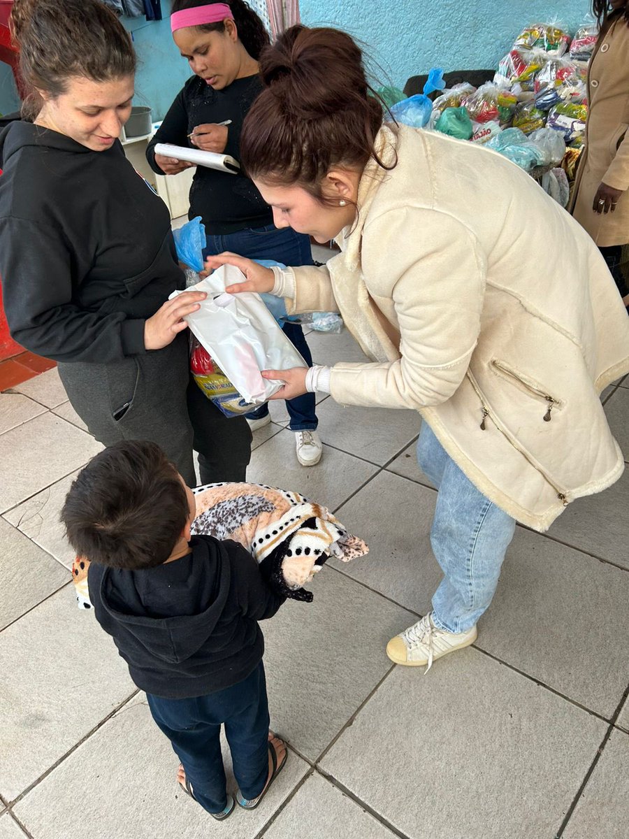 bjodaglai's tweet photo. REALIZAMOS A ENTEGA DAS CESTAS BÁSICAS + KIT DE HIGIENE PRA CRIANÇAS + MANTINHAS DOADAS PELO CAMBALHOTA KIDS - Rivera 

Patrocínio das cestas básicas: VCS 🫶🏻

Tá chegando em quem precisa, obrigada geral por me ajudarem a realizar isso! https://t.co/d2585RM7Hz