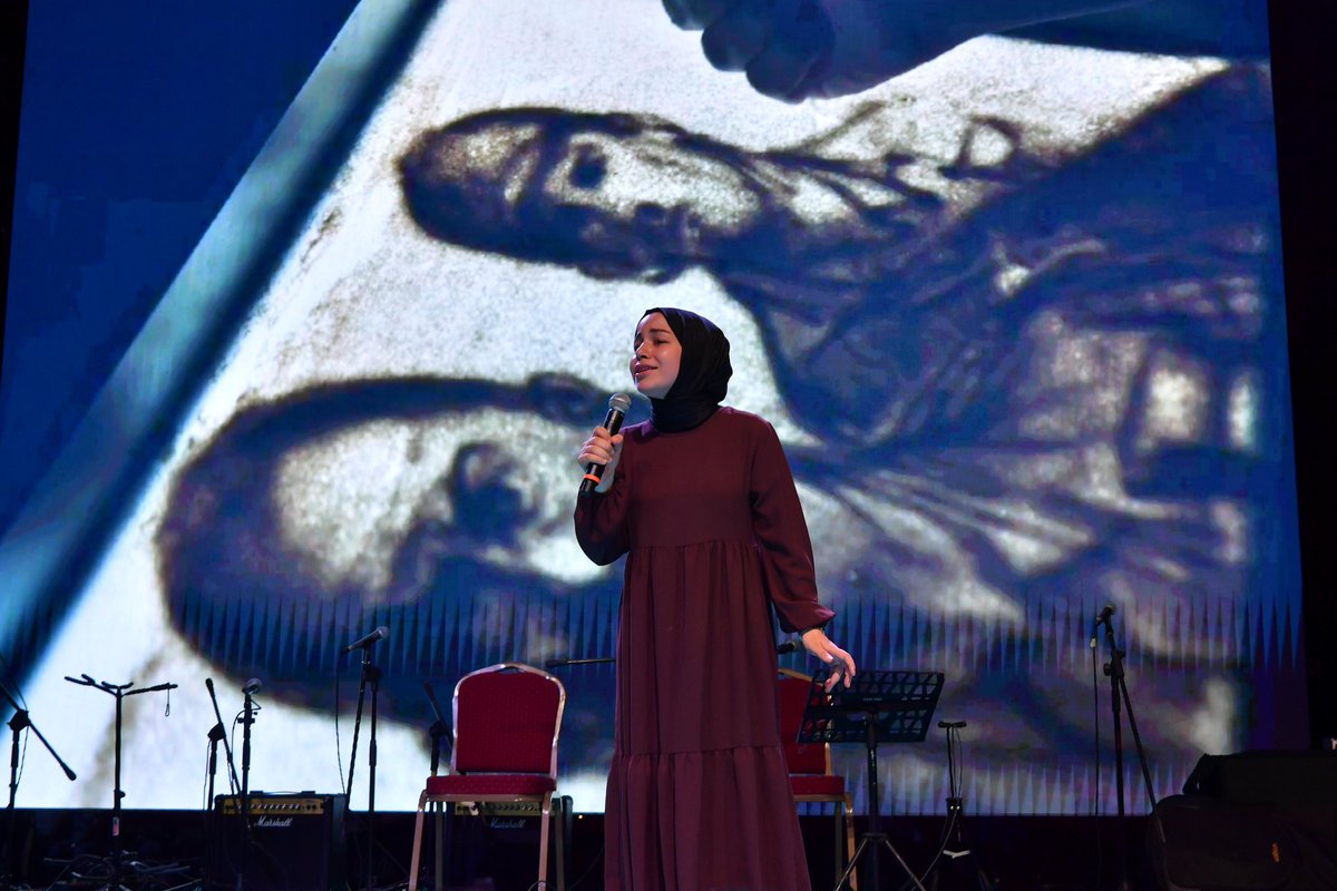 📍Fatih, Saraçhane

15 Temmuz Demokrasi ve Millî Birlik Günü Anma Programı’nda; vatan müdafaası uğruna şehadet şerbeti içmiş kahramanlarımızı, bu vatanın evlatlarını dualarla yâd ettik.

Milli iradeye kasteden alçaklar yıllar sonra bile nefretle anılmaya devam edecekler.
