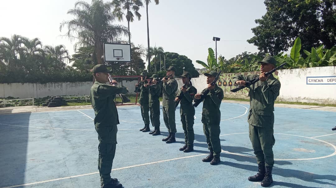 713BER_EJB's tweet image. 📢#Entérate || El personal profesional y tropa alistada realizó instrucción y entrenamiento de tiro reducido de fusil de asalto AK-103, con el fin de mantener al personal entrenado y con un alto nivel operacional.
#CrecimientoProductivo #FANB #SoloUnidosVencerrmos #15jul