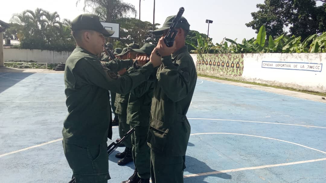 713BER_EJB's tweet image. 📢#Entérate || El personal profesional y tropa alistada realizó instrucción y entrenamiento de tiro reducido de fusil de asalto AK-103, con el fin de mantener al personal entrenado y con un alto nivel operacional.
#CrecimientoProductivo #FANB #SoloUnidosVencerrmos #15jul