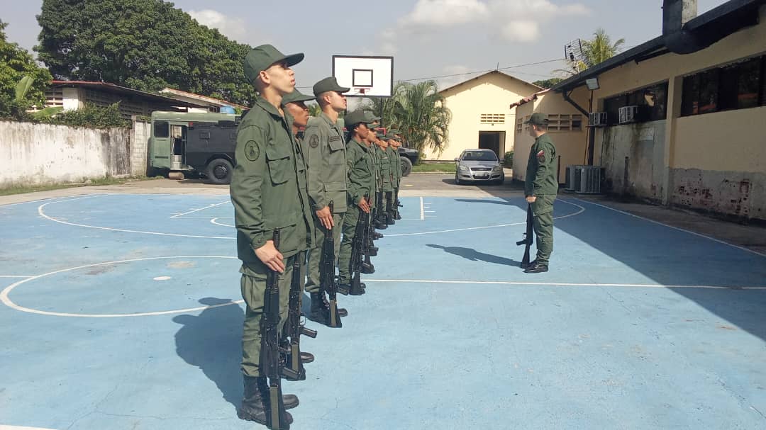713BER_EJB's tweet image. 📢#Entérate || El personal profesional y tropa alistada realizó instrucción y entrenamiento de tiro reducido de fusil de asalto AK-103, con el fin de mantener al personal entrenado y con un alto nivel operacional.
#CrecimientoProductivo #FANB #SoloUnidosVencerrmos #15jul