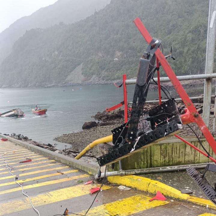 ⚠️Se informa suspensión temporal del servicio, debido a un accidente ocurrido en la rampa de #CaletaLaArena, donde un camión sufrió una falla mecánica y cayó al mar. Se está trabajando en despejar la rampa y reiniciar la Conectividad.
Se informará el retorno del servicio.