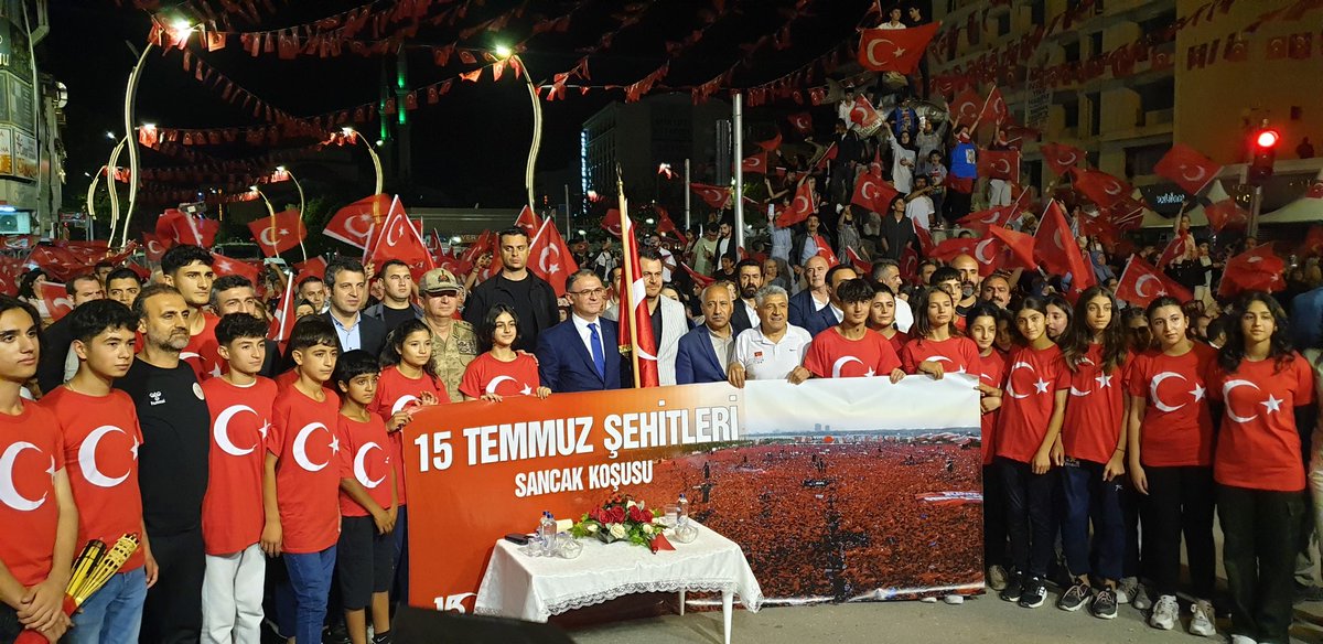 1993veben's tweet photo. Bu VATAN kolay kurulmadı ey bedbahtlar.
Ne sandınız! Bir kaç çapulçu bir meczupun zehirli fikirlerini hayata geçirmeye kalkışınca, bizler de durup bakacakmıydık?
Çanakkalede, sakaryada, malazgirtte gömdük ve izmir de denize döktük ağa babalarınızı.
Sıra sizde!!!
@TC_icisleri https://t.co/Vu5Y0yJFyP