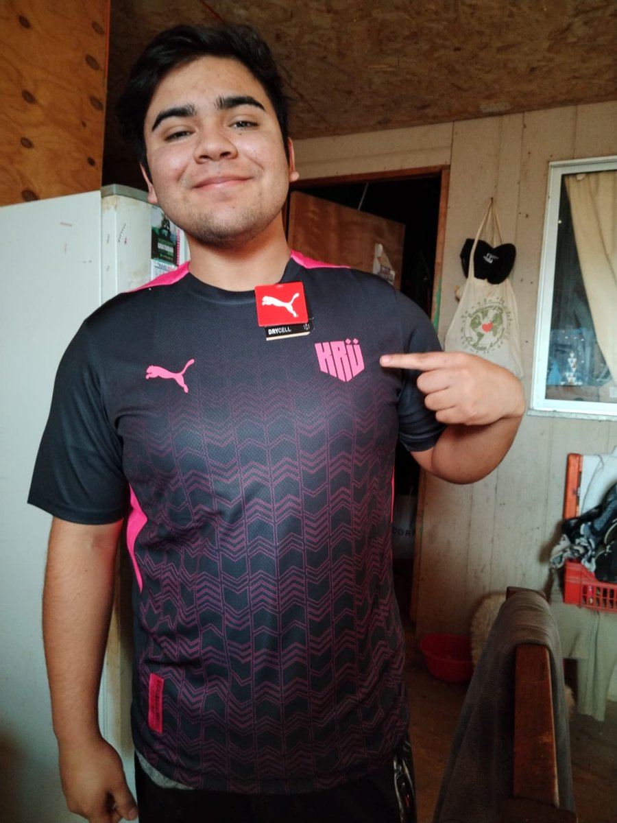 FelipeDs38's tweet photo. Cumplí, con la camiseta más grande, Bora Krü 
@KRUesports @valorantatom https://t.co/MWfXsVDEIN