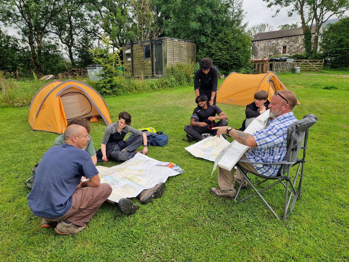 DAOSdofe's tweet image. DAOS GOLD. DAY 1
Students from Year 12 have arrived in the Lakes for their Gold assessed expedition. After putting up their tents students headed out for a little navigation practice. An evening meal of pizza was enjoyed in preparation for their four day exped.