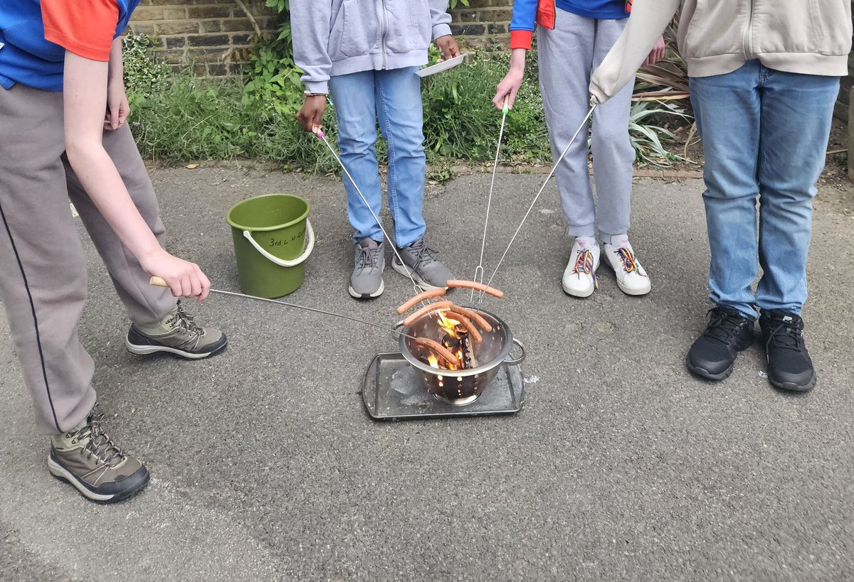3rdLNGuides's tweet photo. This evening the guides cooked hotdogs, toasted sandwiches and smores on fires. We also got to enrol two new guides. @Girlguiding @Guiding_LaSER https://t.co/ZNIKmACPzl