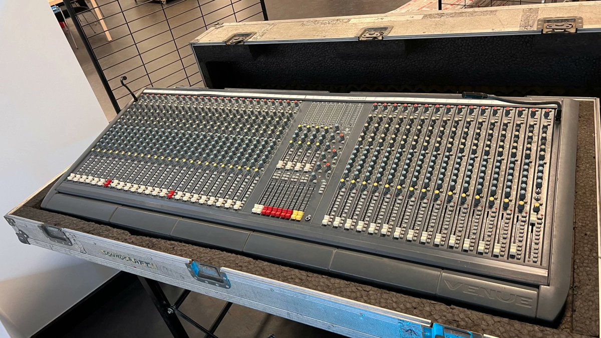 VocesonC's tweet photo. 👉 SoundCraft Venue de 2ª mano.

▪️ 40 Canales
▪️ 8 Envíos
▪️ 8 Grupos
☑️ FlightCase Incluido.

Ya disponible en nuestra página web
https://t.co/0aCoGdzaHe

Precio: 800€ https://t.co/bBYbt2OSlC