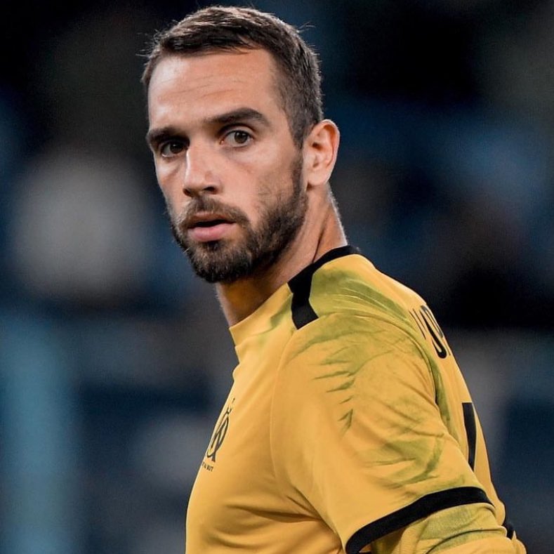 FabrizioRomano's tweet photo. 🚨🔵 EXCL: Como have just completed verbal agreement with Olympique Marseille for Pau López as new goalkeeper.

Loan move for €500k fee plus €9m buy clause to become mandatory if Como will stay in Serie A next season.

↪️🇪🇸 Pepe Reina signs tomorrow as backup GK at Como. https://t.co/ZDyGCLDxlZ
