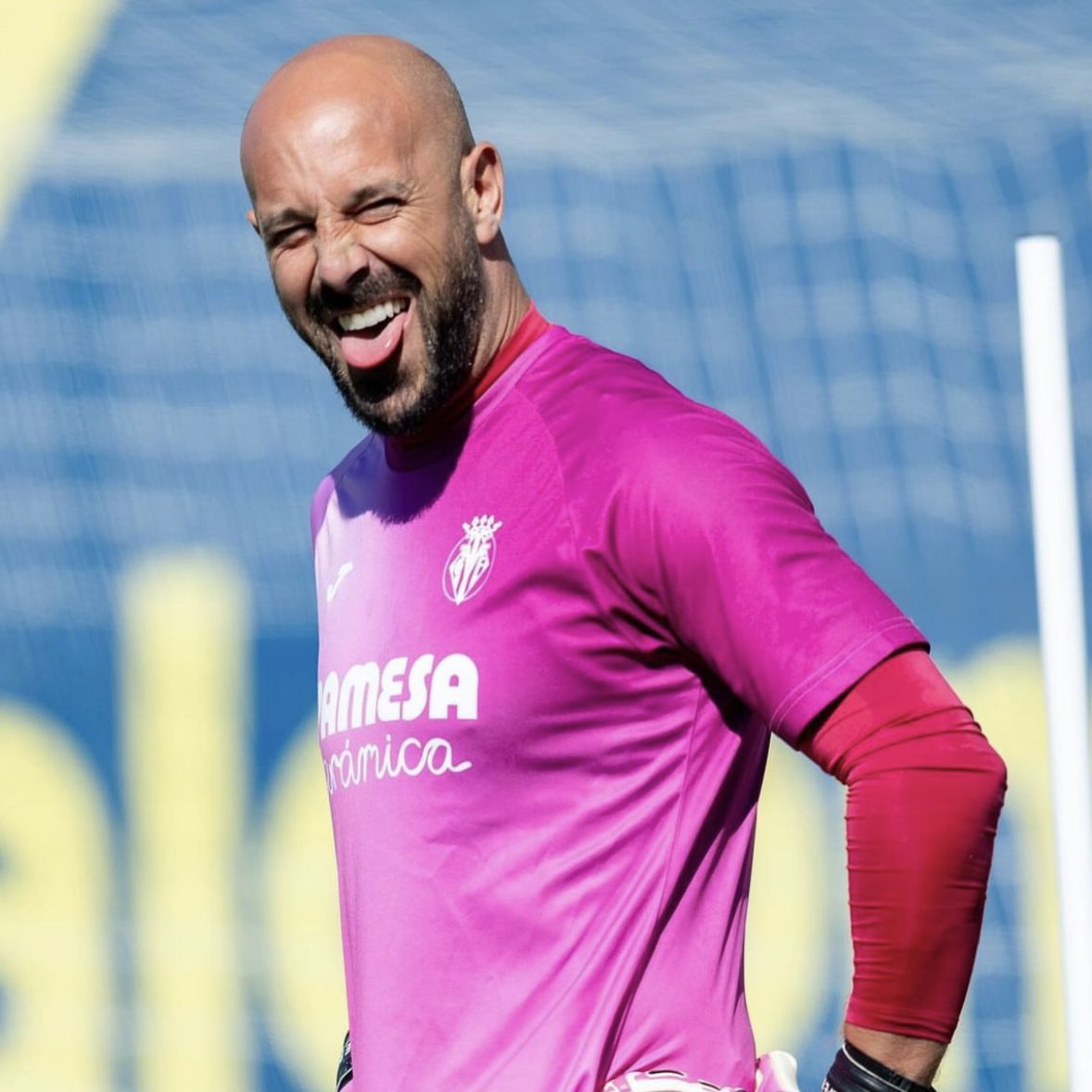 FabrizioRomano's tweet photo. 🚨🔵 EXCL: Como have just completed verbal agreement with Olympique Marseille for Pau López as new goalkeeper.

Loan move for €500k fee plus €9m buy clause to become mandatory if Como will stay in Serie A next season.

↪️🇪🇸 Pepe Reina signs tomorrow as backup GK at Como. https://t.co/ZDyGCLDxlZ