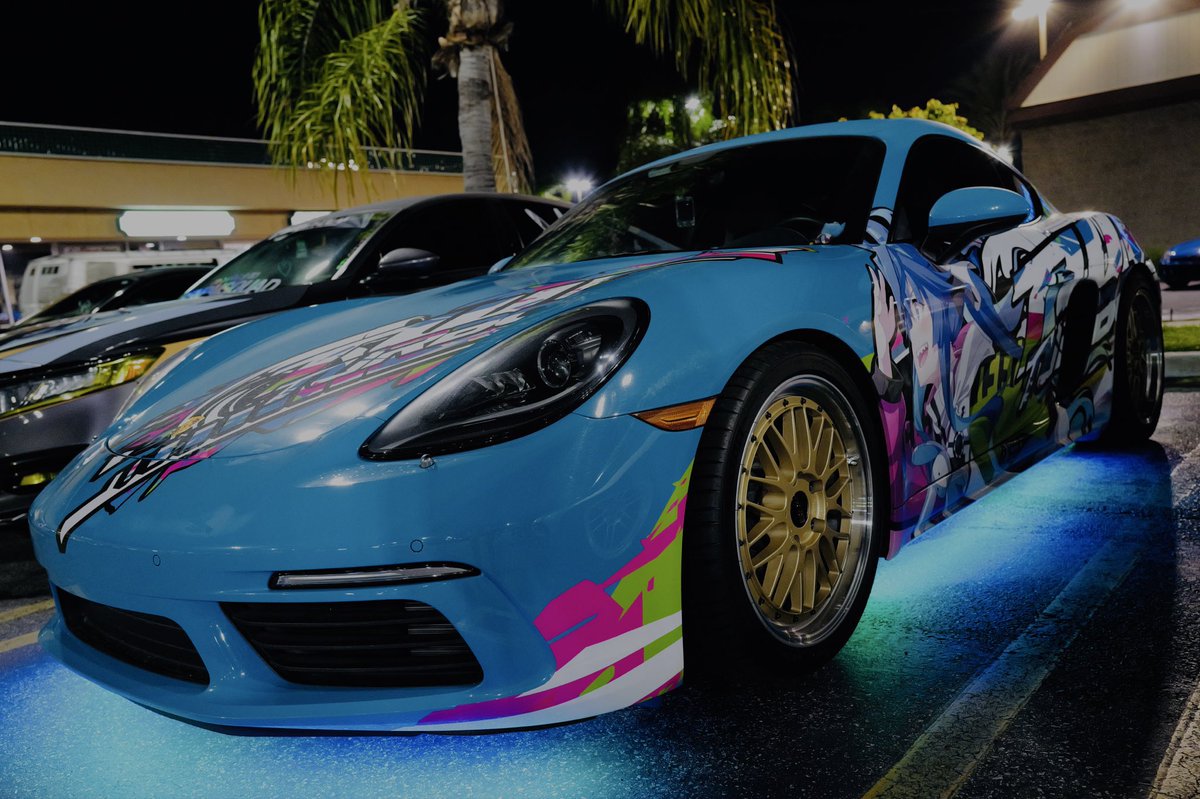 MinhP765's tweet photo. My 2018 Porsche 718 Cayman.
Twin Turbo from Umamusume
Design: @DiviD_jp 
Art: @T1kosewad78
Install: The Race Studio

Wheels are BBS LM 19s
Öhlin R&amp;T coilovers

Car is based in Southern California.

Despite the character being named Twin Turbo, this car only has a single turbo. https://t.co/UWEvKTOyR2