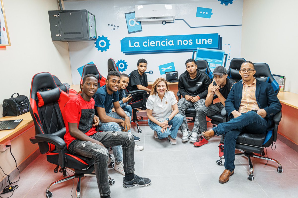 Hoy estuve visitando a mis chicos de Centro Futuro en Cristo Rey, muy feliz de compartir este importante proyecto educativo con mis queridos <a href="/jtavarezr/">José Armando Tavarez</a> y <a href="/drmarialeruiz/">Dra. Maria Alejandra Ruiz</a>.