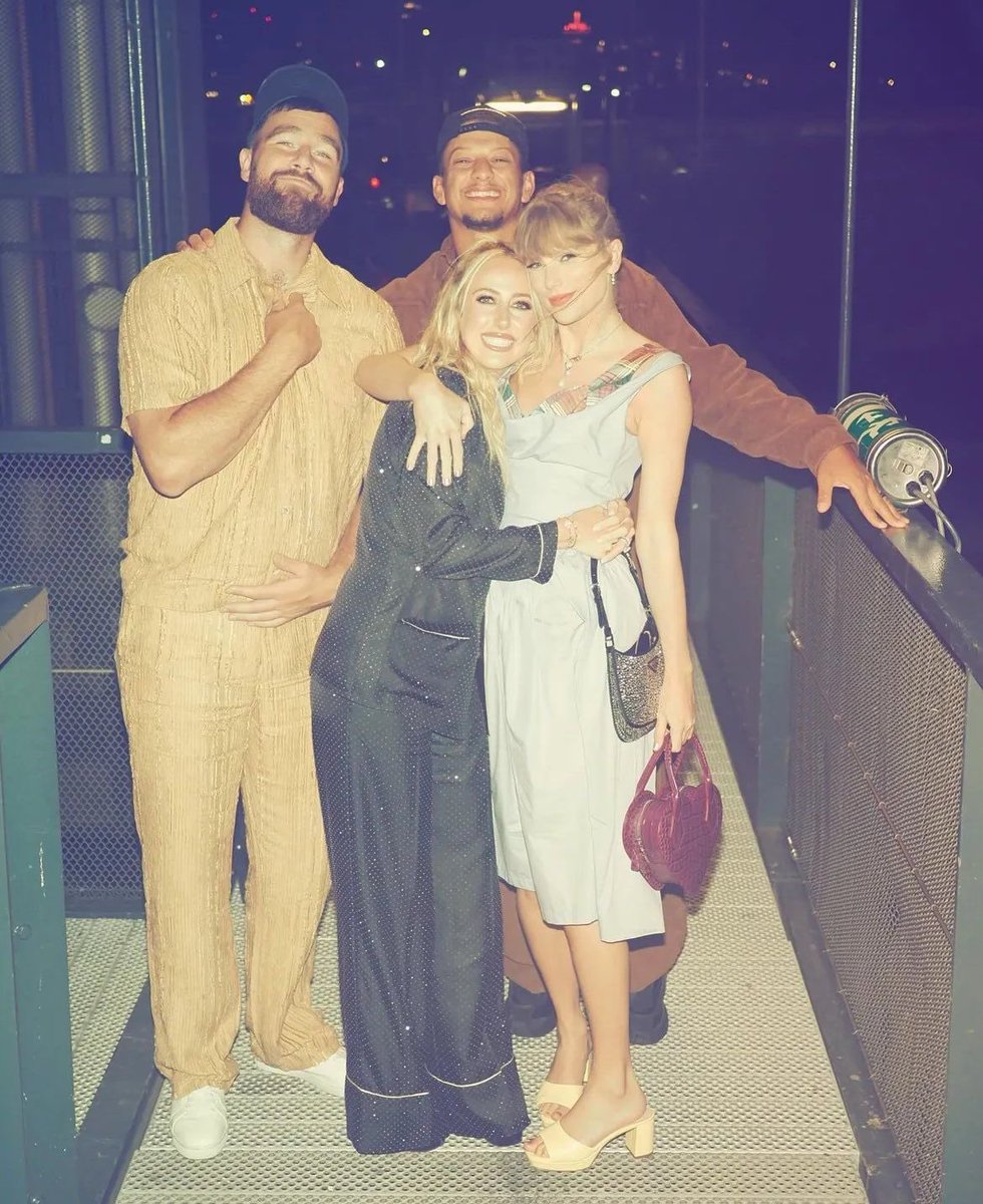 🚨| Taylor Swift stuns in new picture with Travis Kelce, Patrick Mahomes and Brittany Mahomes!