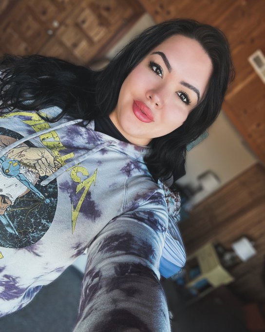 Do guys like regular selfies too? https://t.co/xMeywHSbVy