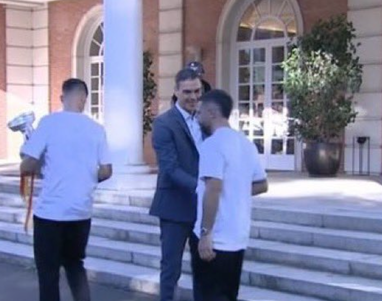 elchiringuitotv's tweet photo. 🐂 Las últimas 24 horas de Carvajal:

- Le hace el gesto de llorar a Inglaterra.
- No mira a Pedro Sánchez al saludarle.
- Sale a la celebración sin camiseta. https://t.co/wtOaXGY2cr
