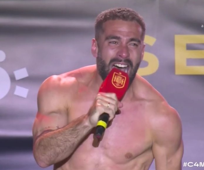🐂 Las últimas 24 horas de Carvajal:

- Le hace el gesto de llorar a Inglaterra.
- No mira a Pedro Sánchez al saludarle.
- Sale a la celebración sin camiseta.