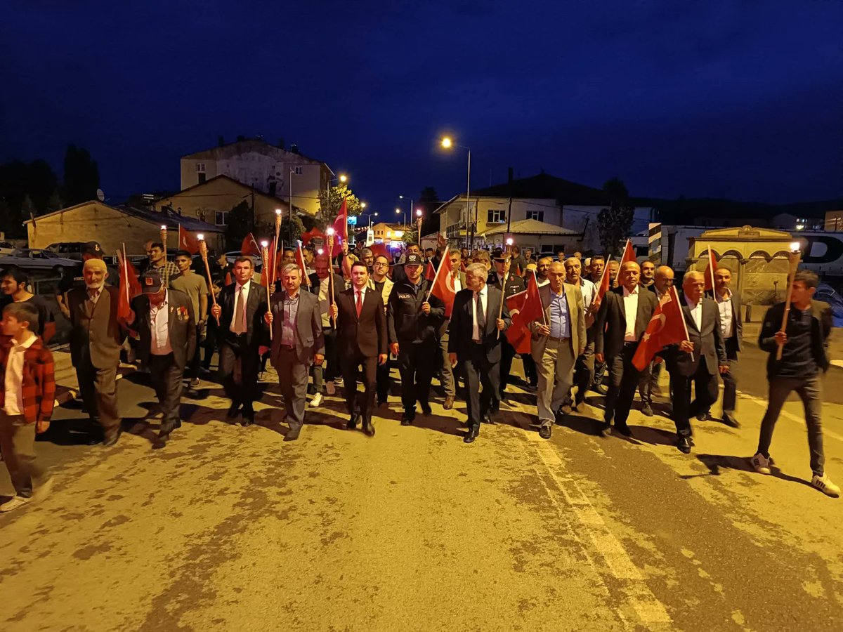 ulaskaymakamlik's tweet photo. Sayın Kaymakamımız Emre ZAFER 15 Temmuz Demokrasi ve Milli Birlik Günü Etkinlikleri kapsamında İlçemizde düzenlenen programa katıldı günün anlam ve önemini anlatan konuşma yaptı 
Demokrasi Meydanında başlayan programda milli birlik ve beraberlik yürüyüşü gerçekleştirildi https://t.co/qjDndV394v