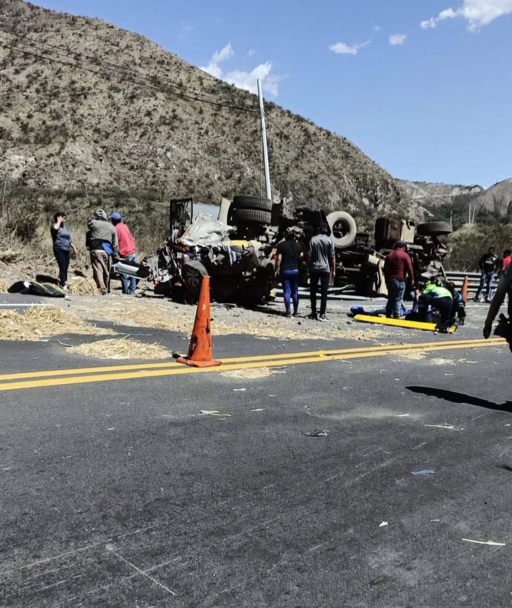 LaSuperEs's tweet photo. Accidente de tránsito a pocos metros del puente del Río #Pisque, en la vía #Guayllabamba - #Tabacundo.

Dos vehículos están destrozados, existe fallecidos y heridos. https://t.co/8zKlwuxmSM