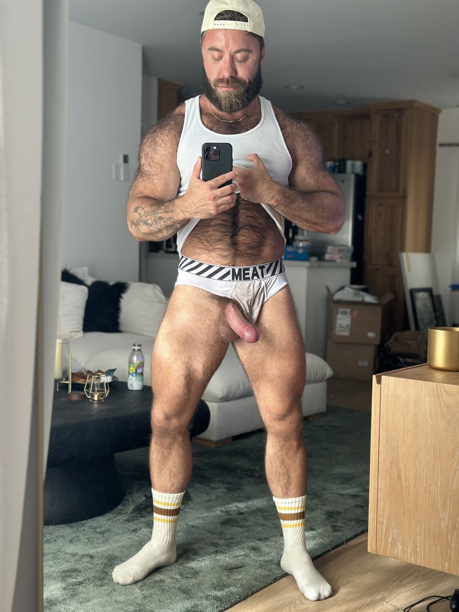 I'm horny 😏Comment with a pic of your ass fur me