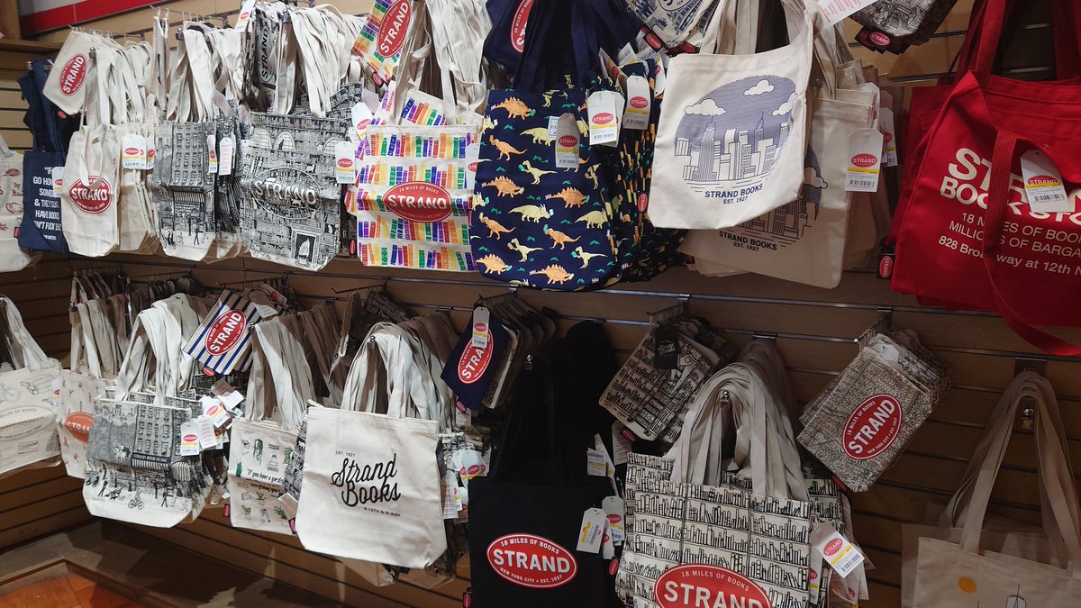 tatsupee's tweet photo. ๐ Strand Book Store
#StrandBookStore
๐ https://t.co/NXQgeqN6fa
ๅ
ๆฅXใง่ฆใใใ
ใชในในใกใฎๆธๅบใซๅฏใฃใฆใใพใใ๐
ๅฏๆใใซใใณใจใๆฅๆฌไบบๅฅฝใฟใฎ
ๆธๅบใใจโฆๆฉไผใใใใฐๆฏ้โจ
#2407ChiNyc https://t.co/mH78RrSqyo