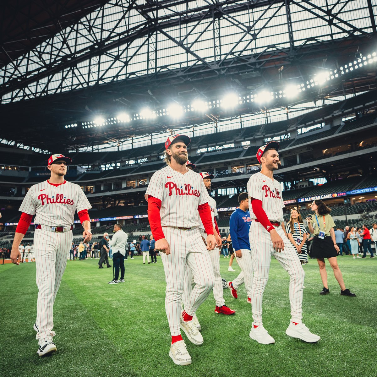 Phillies's tweet photo. Howdy fellas 👋 https://t.co/jRaP3IBJrJ