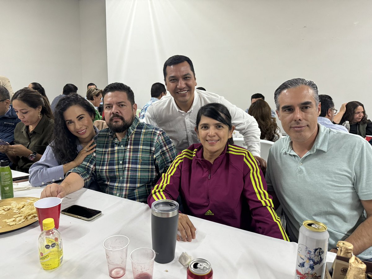 LaloSerranoZ's tweet photo. #LaserInformativo

#Durango|| En una emotiva ceremonia, decenas de familias manifestaron su agradecimiento y reconocimiento al maestro José Ramón Noriega, quien estuvo al frente del Instituto Cumbres Durango y la Prepa Anáhuac, en el periodo 2022-2024. El maestro José Ramón, durante su gestión, tuvo importantes logros académicos y deportivos a nivel nacional e internacional; será recordado por su gran apertura, al hacer equipo con la comunidad.