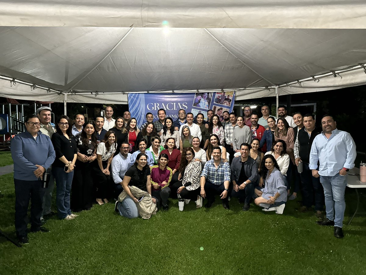 LaloSerranoZ's tweet photo. #LaserInformativo

#Durango|| En una emotiva ceremonia, decenas de familias manifestaron su agradecimiento y reconocimiento al maestro José Ramón Noriega, quien estuvo al frente del Instituto Cumbres Durango y la Prepa Anáhuac, en el periodo 2022-2024. El maestro José Ramón, durante su gestión, tuvo importantes logros académicos y deportivos a nivel nacional e internacional; será recordado por su gran apertura, al hacer equipo con la comunidad.