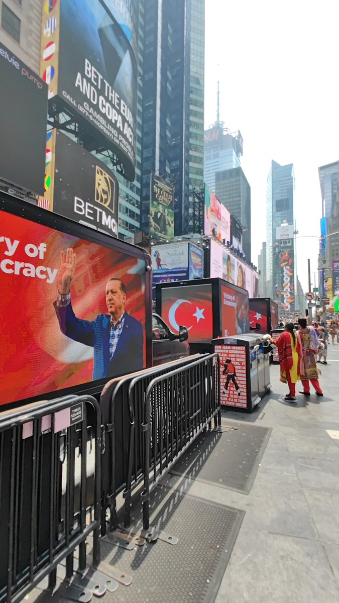 Communications's tweet photo. Under the coordination of the Presidency's Directorate of Communications and as part of the July 15 Democracy and National Unity Day events, trucks reading "Victory of Democracy" and featuring the Turkish flag, as well as visuals depicting the coup attempt, traveled around the United States.