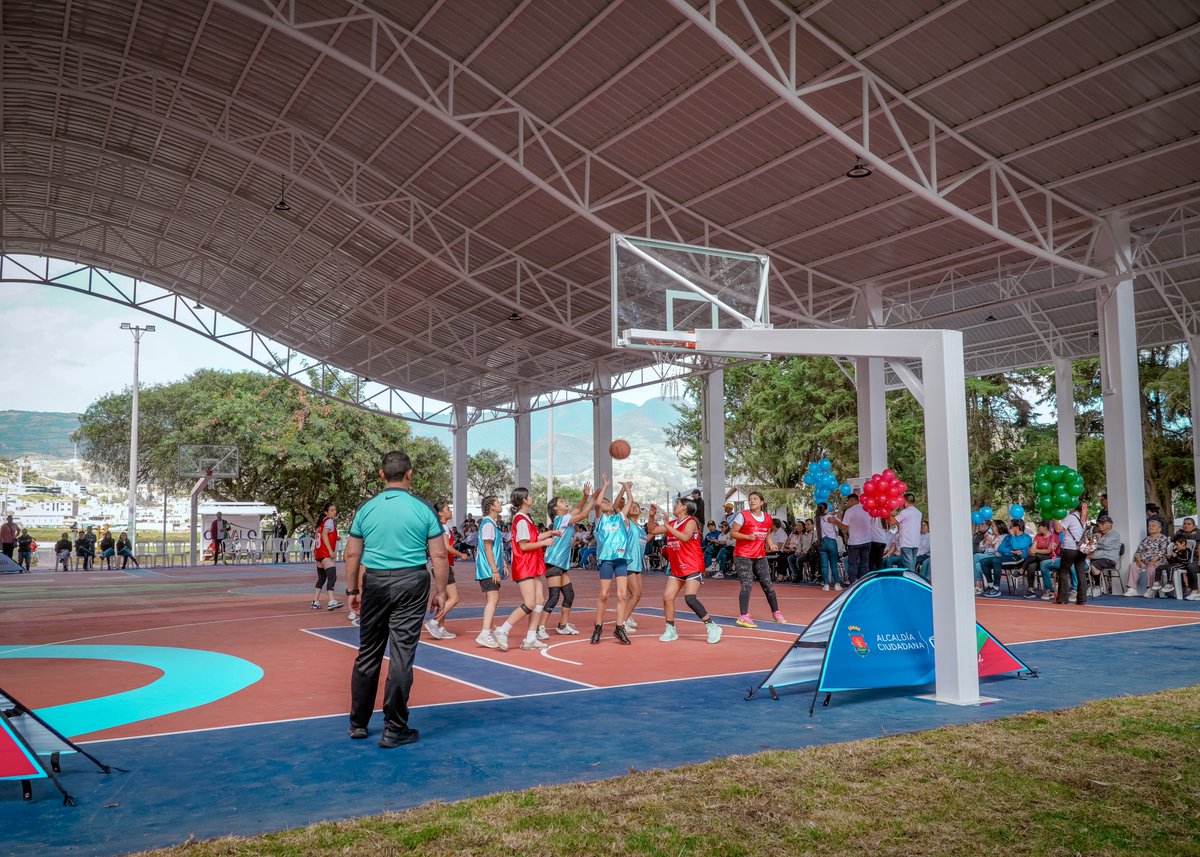 GADOtavalo's tweet photo. Esta obra resalta nuestro compromiso con el deporte, la recreación y el uso de espacios públicos seguros

Se realizó la entrega de la cubierta metálica en las canchas de básquet del Parque San Sebastián
Un sueño compartido con los moradores de la Cdla Jacinto Collahuazo 2da etapa https://t.co/izeqzmRm3z