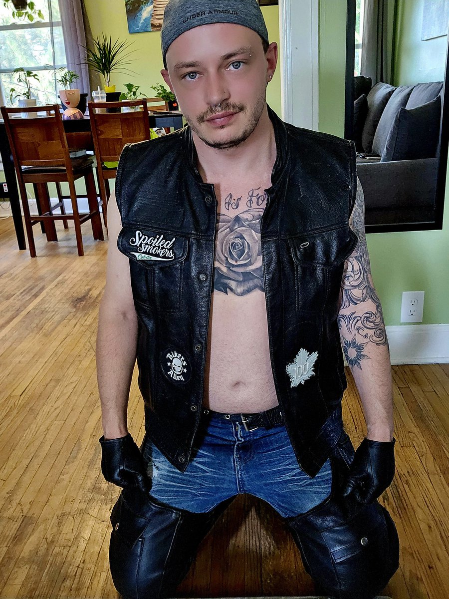 bdsmboygee's tweet photo. You getting on your knees? Or am I? https://t.co/3gK8XXCGjq