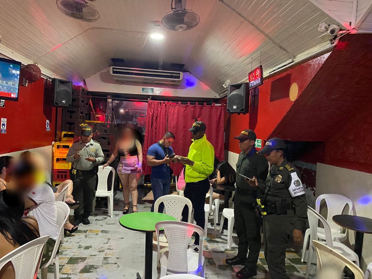 policiasbiensud's tweet image. #ProteccionTurismo en #BugaValle, trabajamos para prevenir la Explotación sexual comercial de 🧑‍🦱👧🏿👩‍🦰 realizando actividades de vigilancia y control a establecimientos públicos y casas de lenocinio. Denuncia a las líneas 123 y 141.  👮🏻‍♂️☎️👮🏻‍♂️#YoSoyPais
@ProteccionPonal