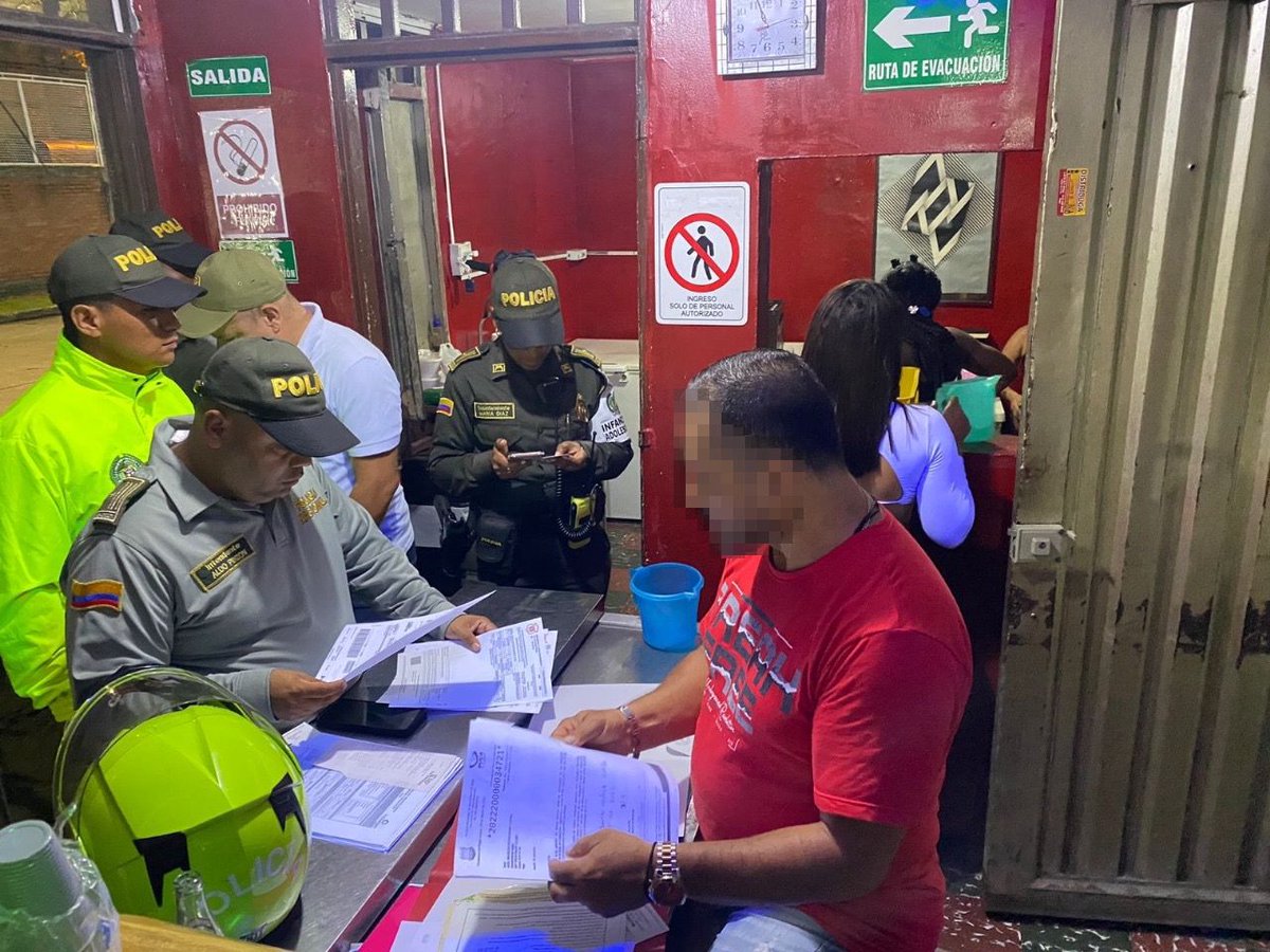 policiasbiensud's tweet image. #ProteccionTurismo en #BugaValle, trabajamos para prevenir la Explotación sexual comercial de 🧑‍🦱👧🏿👩‍🦰 realizando actividades de vigilancia y control a establecimientos públicos y casas de lenocinio. Denuncia a las líneas 123 y 141.  👮🏻‍♂️☎️👮🏻‍♂️#YoSoyPais
@ProteccionPonal