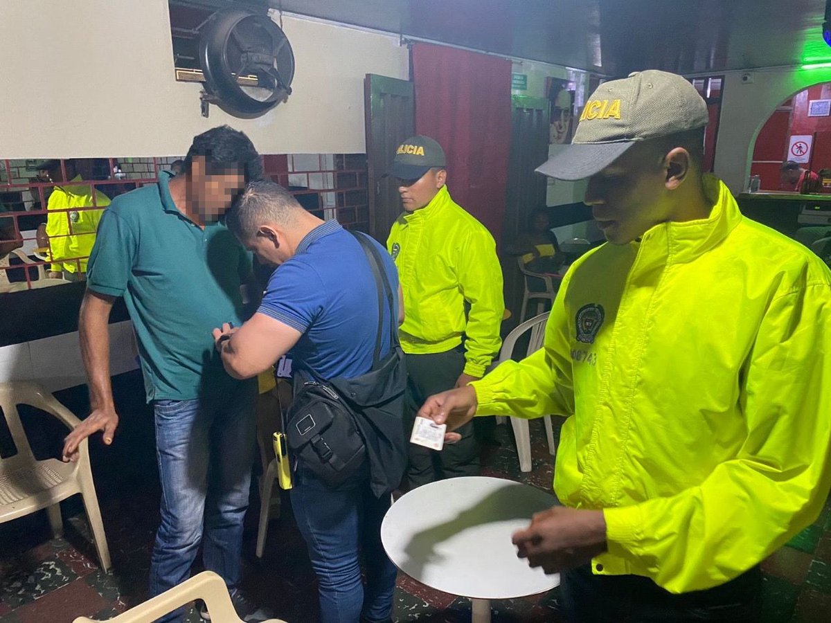 policiasbiensud's tweet image. #ProteccionTurismo en #BugaValle, trabajamos para prevenir la Explotación sexual comercial de 🧑‍🦱👧🏿👩‍🦰 realizando actividades de vigilancia y control a establecimientos públicos y casas de lenocinio. Denuncia a las líneas 123 y 141.  👮🏻‍♂️☎️👮🏻‍♂️#YoSoyPais
@ProteccionPonal